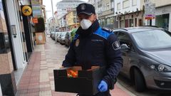 Adem�s de controlar que se cumpla el estado de alarma, la Polic�a Local de Burela coopera en el reparto de alimentos a los desfavorecidos