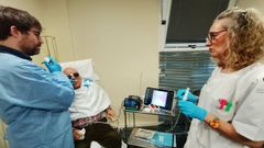 El otorrino Sergio Obeso y la enfermera Cristina Garc�a, durante una intervenci�n con l�ser azul en el Hospital Universitario de Cabue�es.