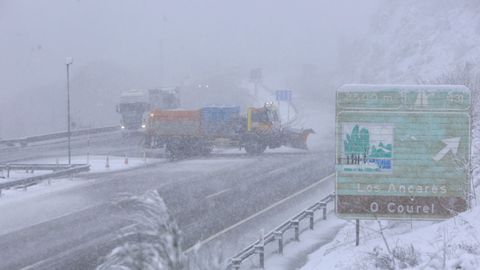 M�quinas quitanieves en la A-6 a su paso por Os Ancares