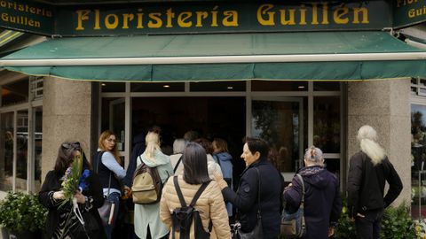 Colas de clientes a las puertas de la floristera Guilln
