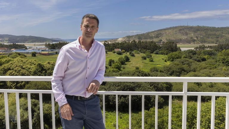 �El gallego no sabe el tesoro que tiene aqu��. Fernando S�nchez (Argentina, 45 a�os) ejerce de director de My Rooms City Hotel Monte Blanco, en Cabana, que reabri� con nueva gerencia el pasado mes de abril. Viene de trabajar en Mallorca y se estrena en Galicia. �Aqu� se concentra todo en dos meses y medio. Es mucho en poco tiempo. All� la temporada es m�s larga. Por ello queremos y estamos en ello, en potenciar acciones, actividades deportivas, en primavera y oto�o. Se potencia muy poco el patrimonio: la naturaleza, los d�lmenes... Le dan poca importancia. El gallego no sabe el tesoro que tiene aqu��, valora.