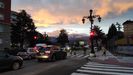 Vista de la Sierra del Aramo nevada desde la Plaza Castilla de Oviedo, con tr�fico para su acceso