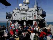 Un buque de la Armada italiana que participa en la operaci�n Mare Nostrum con n�ufragos.