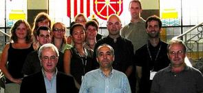 Carballo, en el centro, con los voluntarios y miembros de la asociaci�n