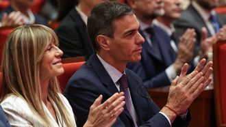 El presidente el Goberno, Pedro S&aacute;nchez, y su esposa, Bego&ntilde;a G&oacute;mez, aplauden en la Universidad de Tsinghua, en Pek&iacute;n, en una imagen de archivo