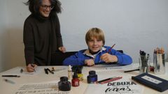 La ilustradora Alba Farto con Iago, de 10 a�os, en una clase de lettering en el local coru��s Ese Sitio. 