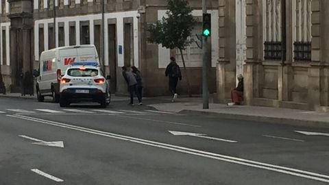 Polica informandoa los viadantes en la calle Progreso