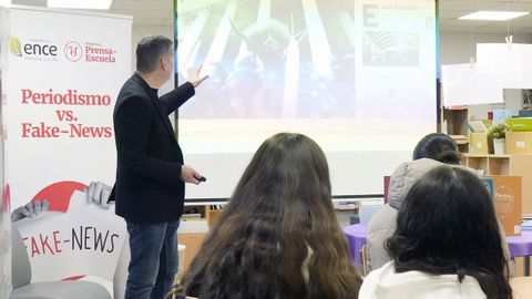 C�sar Rodr�guez, en una charla en el IES A Xunqueira I de Pontevedra