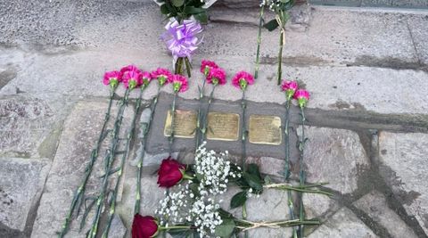 Colocaron tres pedras conmemorativas diante da Casa do Concello