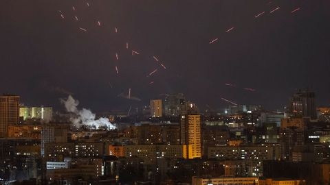 Las defensas ucranianas destruyen drones rusos sobre Kiev la madrugada de este viernes.