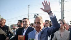 El excandidato inhabilitado a la presidencia de Rumana, Calin Georgescu, saluda en un acto con George Simion