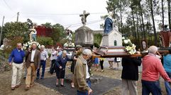 Fiestas en San Roqui�o, procesi�n dedicada al Angel de La Guarda y las actuaciones de los grupos  T�ralle do Aire ,    Son do Pote  y la orquesta Pontevedra
