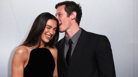 Dua Lipa y Callum Turner en la fiesta de Vanity Fair en los �scar.
