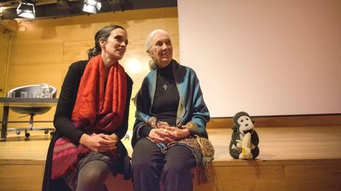 Laia Dotras (izquierda) habla junto a Jane Goodall.