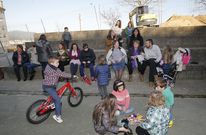A las seis de la tarde, los vecinos comenzaron a reunirse en la zona deportiva del parque. 