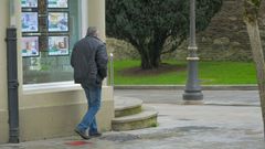 El investigado por amenazar de muerte a Rub�n Arroxo, saliendo de los juzgados de Lugo tras declarar.