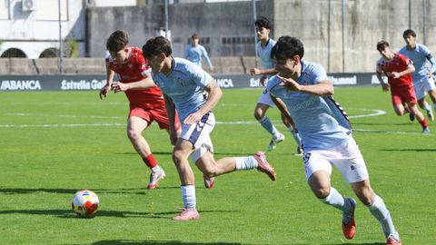 Los jugadores del Celta Hugo P&eacute;rez y Rat&oacute;n, durante el partido de Divisi&oacute;n de Honor Juvenil ante el Val Mi&ntilde;or en Barreiro.