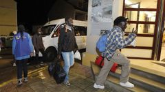 Refugiados de pases del Sahel a su llegada el pasado da 20 al hotel Canabal, sede del centro de acogida