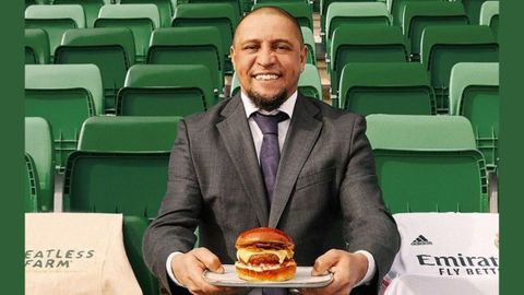 El exjugador del Real Madrid Roberto Carlos con una hamburguesa vegana