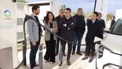 La subdelegada del Gobierno en Lugo y el alcalde de Ribadeo, en primer plano, con responsables de Iberdrola y de CLUN en la apertura oficial del nuevo servicio