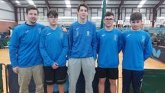 Los deportistas del Zas que participaron en el clasificatorio, junto a su entrenador Miki Rey