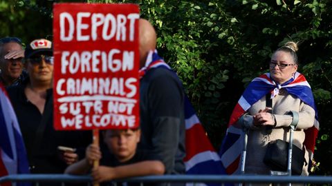 Protesta en la entrada del hotel The Bell, en Epping, contra los inmigrantes