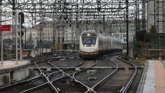Un tren de media distancia llegando a la estaci�n de Santiago