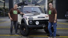 Jordi Sebasti y Javier Ramos con el Lada Niva, con el que participarn en Marruecos en el Chatarras Raid