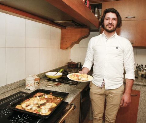 Marcos demostr� ser todo un artista de la cocina preparando una merluza al horno exquisita. 