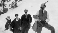 Men�ndez Pidal, a la derecha, durante una excursi�n en la sierra del Guadarrama