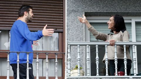 Sergio y Mayka, imaginándose que se saludan pese a que sus balcones están a kilómetros de distancia
