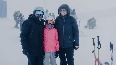 Manzaneda abre la temporada de esqu�.Muchos deportistas acudieron a Manzaneda a disfrutar del primer d�a de esqu� de la temporada.