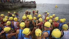 El puerto se llena de peque�os triatletas en una jornada con m�s de 300 deportistas
