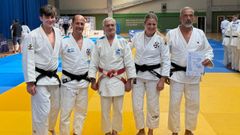 Pedro G�mez, a la derecha, con los miembros del gimnasio Marbel
