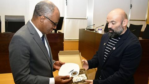 Elprimer ministro de Cabo Verde, Jos Ulisses Correia e Silva, y el teniente de alcaldesa, Mario Pillado, en una reciente visita a Burela