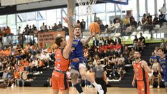 Lance del encuentro de pretemporada entre el Leyma Coru�a y el COB