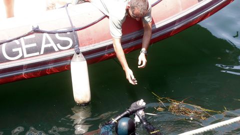 Buceadores de la Guardia Civil buscando dinamita en O Berbs en junio del 2010