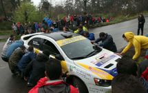 En la imagen, espectadores ayudando el a�o pasado a un coche que se sali� de la v�a en o Confurco. 