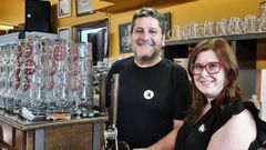 Chicho P�rez y Xela Tajes son los propietarios de la cervecer�a O Moucho, que cumple 30 a�os