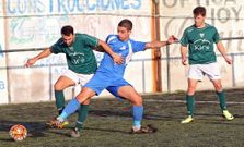 El jugador del Xuvent� Agui�o Basoco intenta interceptar el pase del jugador crucense. 