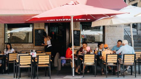 Turistas, comiendo en la zona de vinos de Ourense