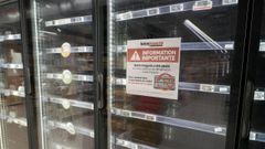 Refrigeradores vac�os en un supermercado de Par�s tras el ciberataque.