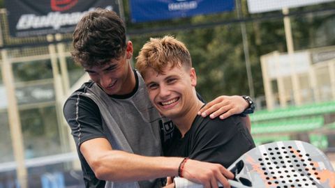 Iago Fuertes, mirando a la c�mara, junto a��lvaro Carreras