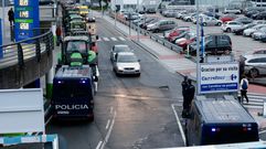 Polic�a Nacional controlando los accesos al parking del Carrefour de Alfonso Molina 