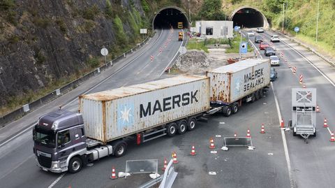 Un transporte de contenedores cambiando de calzada por el desv�o habilitado en una de las salidas del t�nel de Pedra do Couto, en Cabanas.