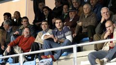 Torrado, en el centro, fotografiado hace unos a�os en las gradas del campo de f�tbol de A Pinguela, en Monforte 