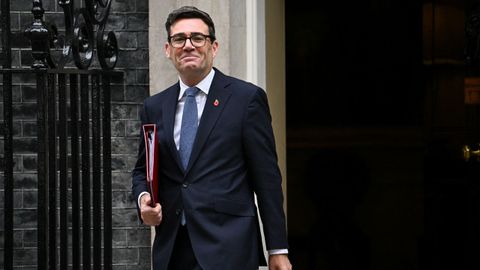 El primer ministro brit�nico, Andy Burnham, en Downing Street