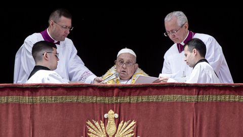 El papa felicit� este domingo, de forma breve, la Pascua a los asistentes a la plaza de San Pedro.