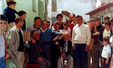 <span lang= es-es >Una imagen para la intrahistoria de O Grove</span>. Corr�a el a�o 1981 o 1982 cuando los vecinos de Peralto le construyeron una vivienda a Pad�n -sentado- y posaron para la foto.