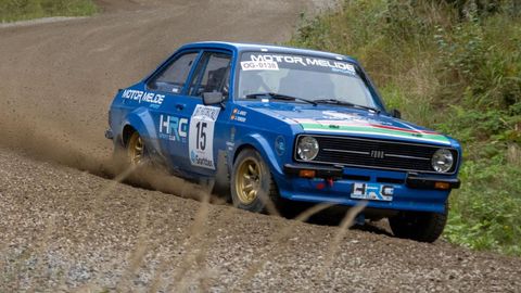 Xes�s Ferreiro y Xavier Anido con su Ford Escort en Suecia